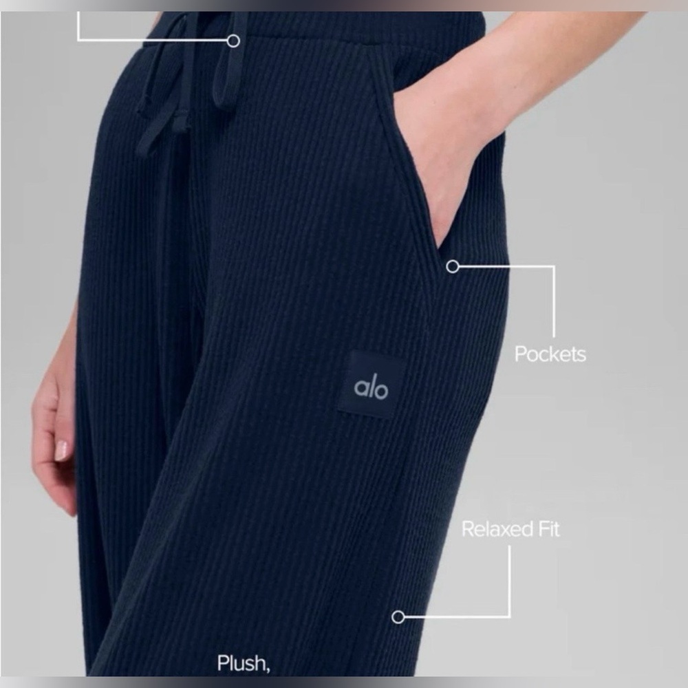 ALO YOGA Muse Wide Leg Pants in Navy Size Medium NWT - Picture 2 of 7
